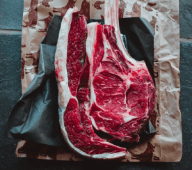 Cortes de carne na mesa